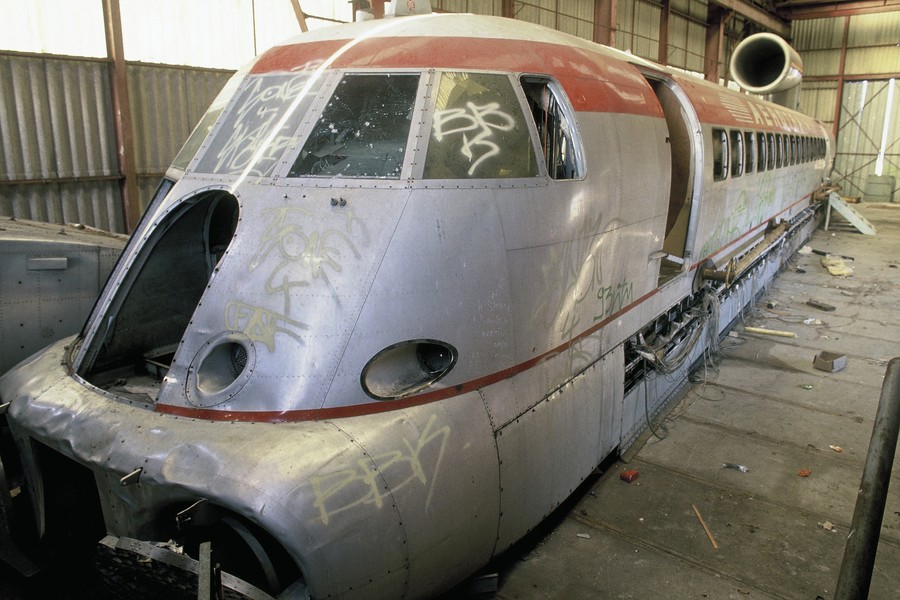 JPPorcher - aerotrain - FRANCE (Chevilly)
12/1990
Prototype de Aerotrain 1.80 HV dans le hangar abandonne de la plateforme de Chevilly.
L’aerotrain est un vehicule s... - protected by IMATAG
